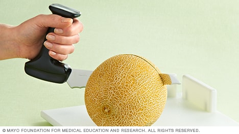 Un cuchillo de cocina con un mango similar a una sierra