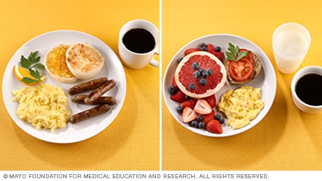 Desayuno de huevos y salchichas frente a un desayuno más saludable de huevos y frutas