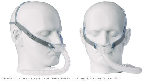 Fotografía de mascarillas de CPAP con almohadillas nasales y correas laterales