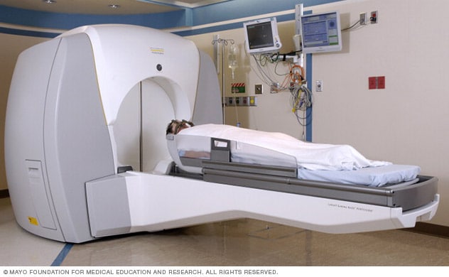 一位患者正在接受立体定向放射治疗。