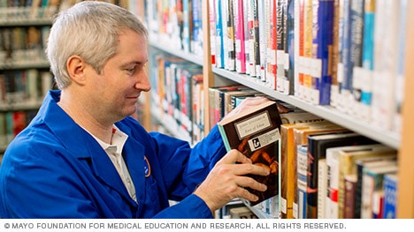 Mayo Clinic volunteer in library