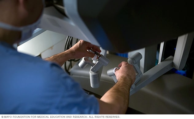 تنطوي الجراحة الروبوتية على استخدام جهاز كمبيوتر للسيطرة على الأذرع الميكانيكية المثبت بها أدوات جراحية.