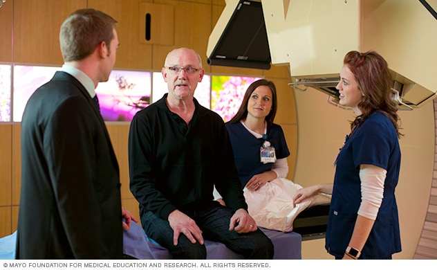 طبيب سرطان القناة الصفراوية (اختصاصي الأورام) يتناقش مع المريض