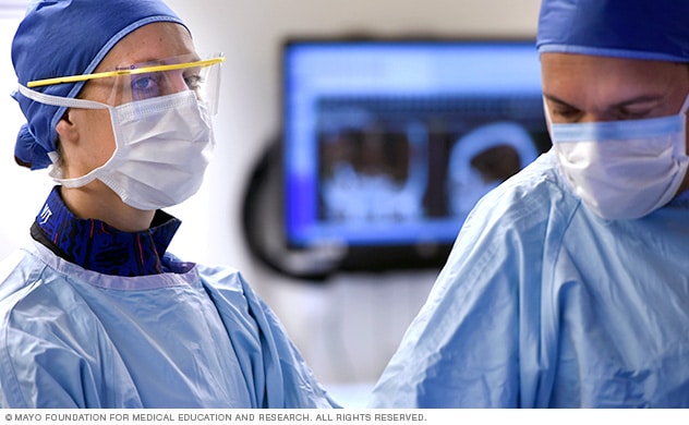 Los neurocirujanos vasculares de Mayo Clinic realizan un procedimiento.