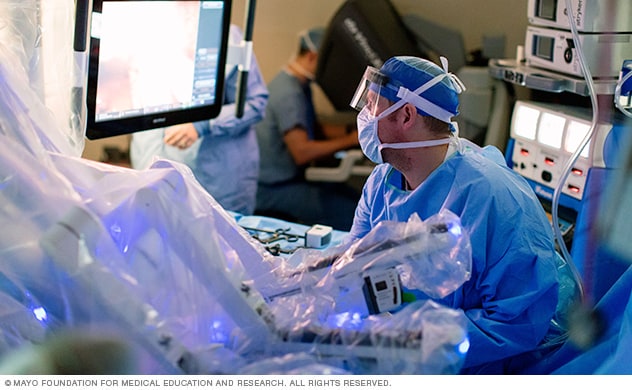 Cirujanos de Mayo Clinic que realizan un procedimiento robótico.