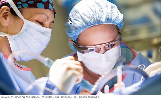 فريق جراحي ينفّذ إجراءً جراحيًا في غرفة العمليات.