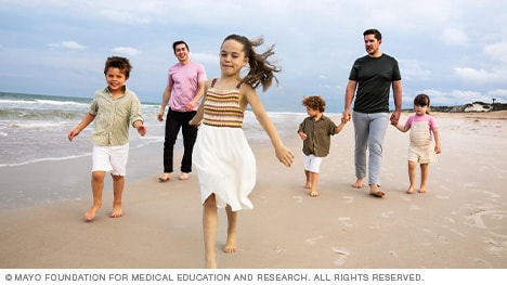 Una familia disfruta de un día en la playa al saber que el equipo de atención médica primaria de Mayo Clinic en Florida atiende sus necesidades de cuidados médicos.