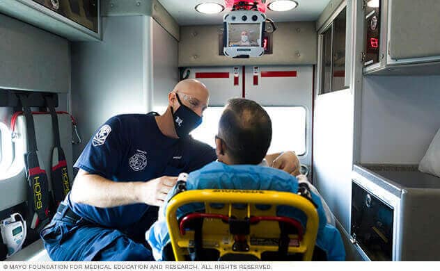 شخص يتلقى الرعاية في عربة إسعاف تابعة لمايو كلينك.
