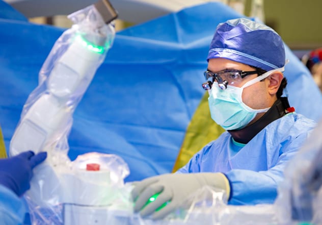 Cirugía de la columna vertebral con la nueva tecnología guiada por robot