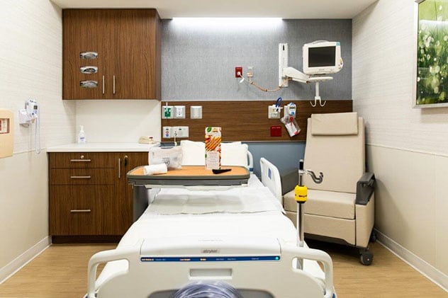 غرفة مجهزة كغرف الإقامة الداخلية بالمستشفى