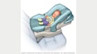 婴儿专用汽车座椅内的婴儿