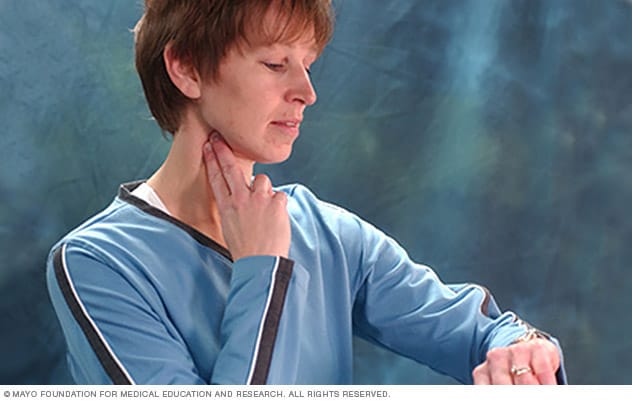 Una mujer controlando su pulso sobre la arteria carótida 