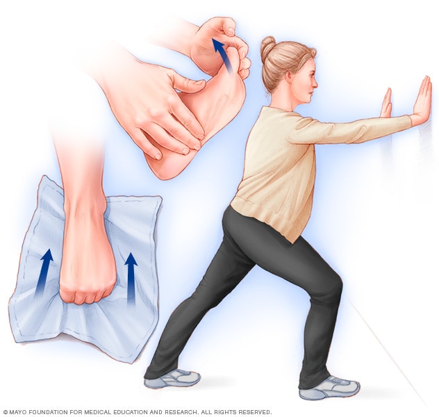 Ilustración que muestra ejercicios de pantorrilla y pies para prevenir el dolor en el talón