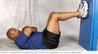 Hombre haciendo un ejercicio de fortalecimiento de los músculos del torso por medio de abdominales cortos