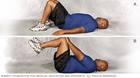 Hombre haciendo un ejercicio de prensa abdominal con dos piernas para fortalecer el torso