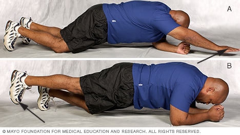رجل يمارس أشكالاً مختلفة من تمرين البلانك المعدّل لتقوية عضلات وسط الجسم