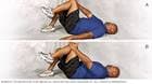 Fotografía de un hombre haciendo variaciones del ejercicio de prensa abdominal con una sola pierna para fortalecimiento de la zona media