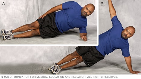 Hombre haciendo un ejercicio de plancha lateral para fortalecer el torso