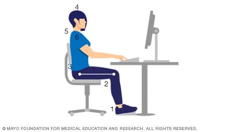 شخص يتخذ وضعية جسم صحيحة أثناء الجلوس