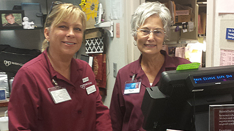 Fotografía de dos voluntarias de Mayo Clinic en las instalaciones de Arizona