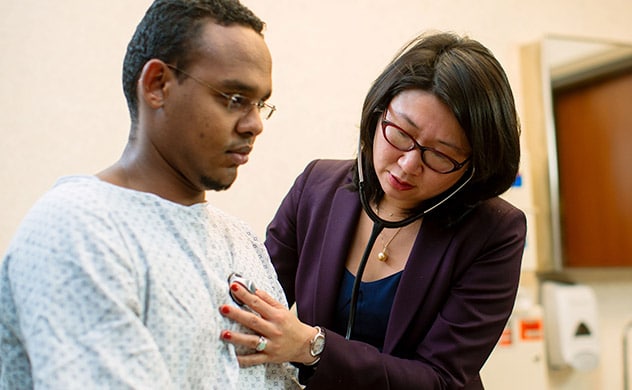 طبيب يثبت سماعة طبية على صدر أحد المرضى
