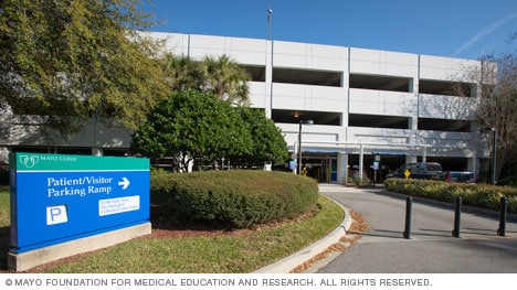 مدخل منحدر صف السيارات للمرضى والزوار في مقر Mayo Clinic (مايو كلينك) في فلوريدا