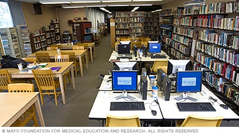 Biblioteca estudiantil y acceso a computadoras en el sitio