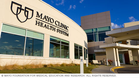 مبنى عند النظام الصحي التابع لـ Mayo Clinic (مايو كلينك)