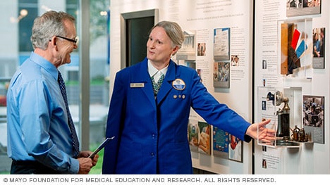 Voluntario de Mayo Clinic en Heritage Hall (Museo del patrimonio)