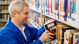 Mayo Clinic volunteer in library