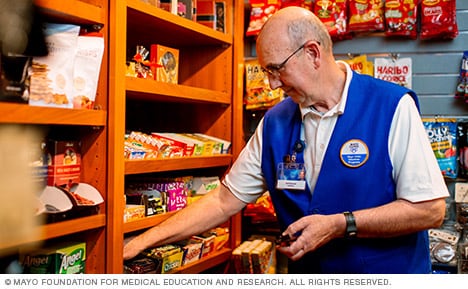 Voluntario de Mayo Clinic en Mayo Clinic Store (Tienda Mayo Clinic)