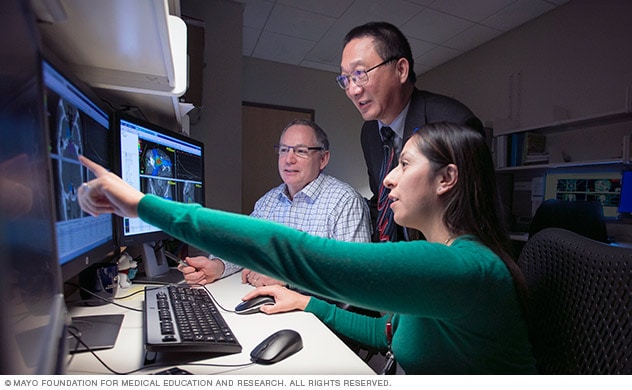  Los equipos de atención médica evalúan los planes de tratamiento de radioncología
