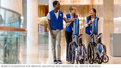 Voluntarios jóvenes de Mayo Clinic recogen sillas de ruedas