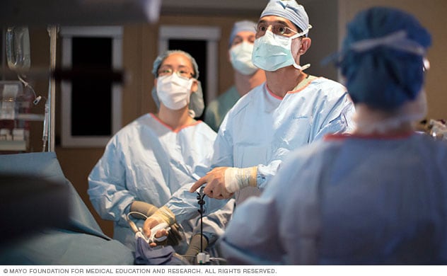 肾移植外科医生使用先进的技术。