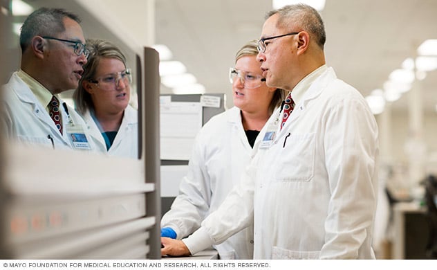 Investigadores de la hepatitis C trabajan en un laboratorio