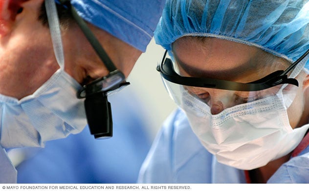 肝移植外科医生与多学科团队合作，共同进行复杂的手术。