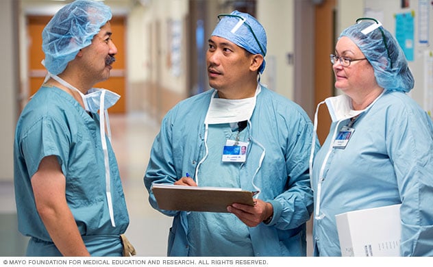 Un equipo de trasplantes de corazón analiza un plan de tratamiento