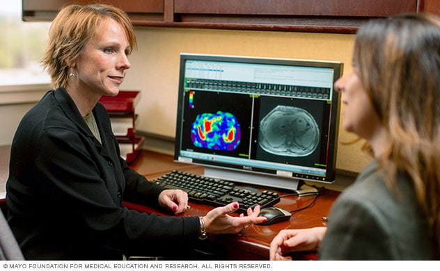 Fotografía de un especialista en hígado de Mayo Clinic y su paciente