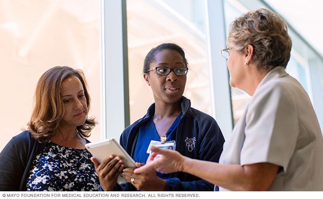 Image of Mayo Clinic doctors and staff working together