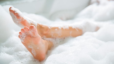 Pies en un baño de espuma