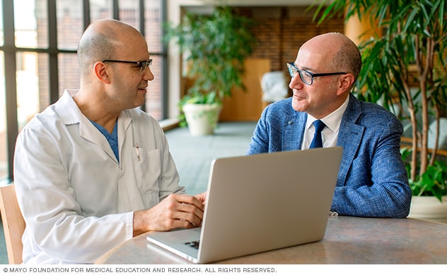 Un médico y un cirujano en una conversación