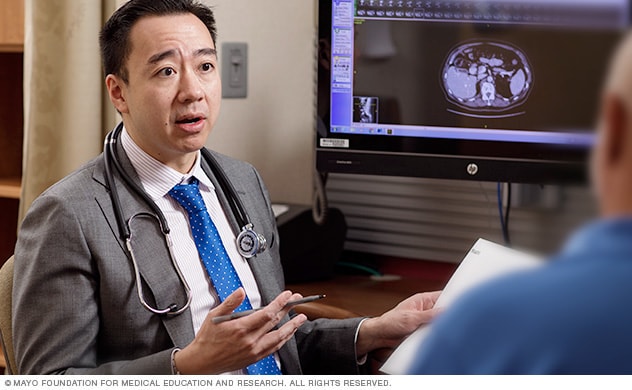 En Mayo Clinic, los oncólogos discuten los aspectos del diagnóstico de cáncer testicular.