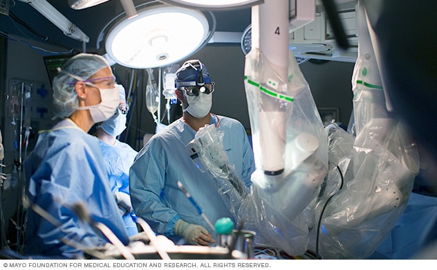 在机器人辅助心脏手术中，手术团队在手术台上提供协助