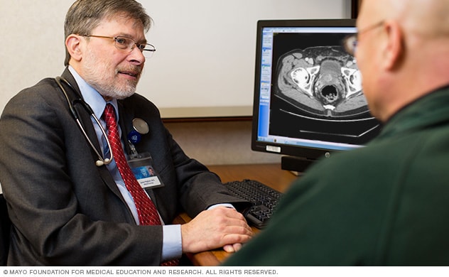 طبيب يتحدث إلى مريض مصاب بسرطان البروستاتا