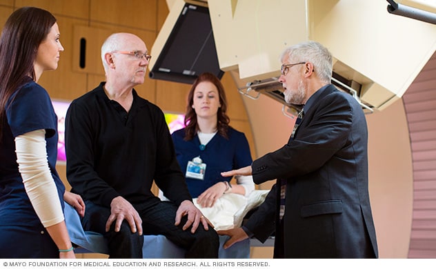 فريق الرعاية ومريض في Mayo (مايو) يتناقشون حول جراحة العلاج الإشعاعي بالبروتونات