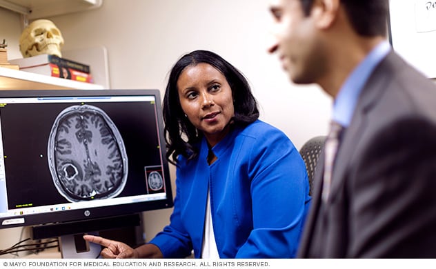 يناقش الأطباء المتخصصون في علاج أورام المخ الفحص.