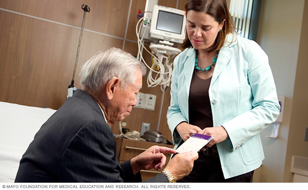طبيب أعصاب لدى Mayo Clinic (مايو كلينك) يتحدث إلى رجل حول التشخيص المحتمل لمرض الشريان السباتي.