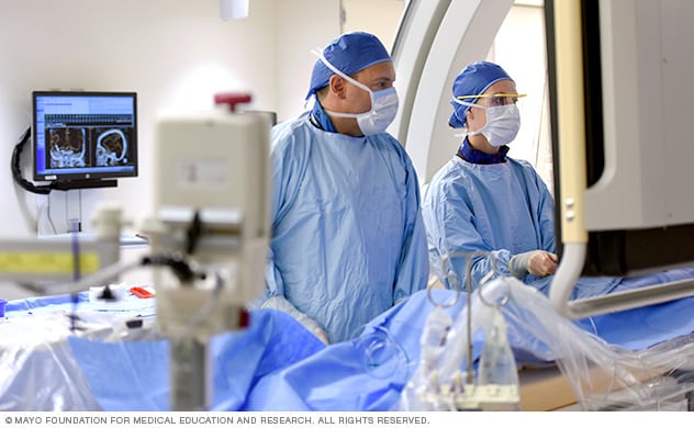 يزيل جراحو الأعصاب في Mayo Clinic (مايو كلينك) التشوه الكهفي.