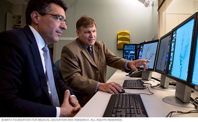 Los médicos de Mayo Clinic utilizan tomografías computarizadas, resonancias magnéticas, angiografías por tomografía computarizada, angiografías por resonancia magnética, arteriografías cerebrales, análisis del líquido cefalorraquídeo y otras pruebas para diagnosticar y tratar el aneurisma cerebral.