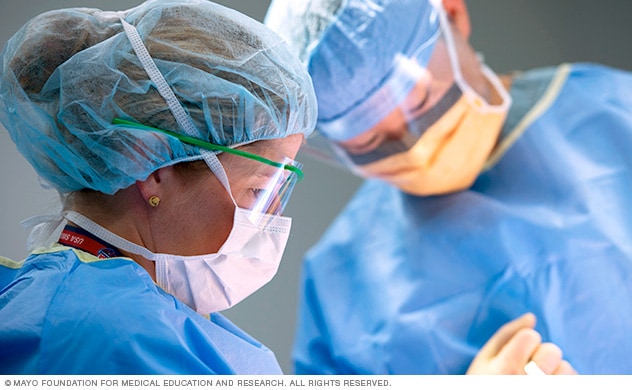 Cirujanos que trabajan en un quirófano